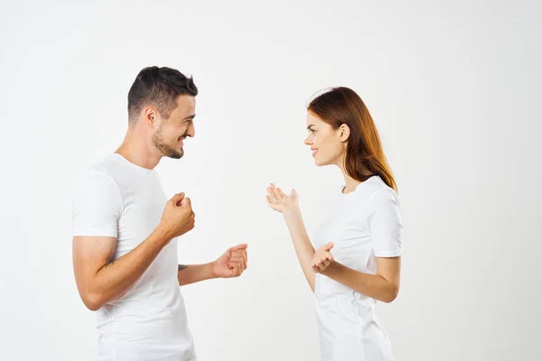 Joven Hermosa Pareja Camisetas Posando Estudio Sobre Fondo Aislado — Foto de Stock