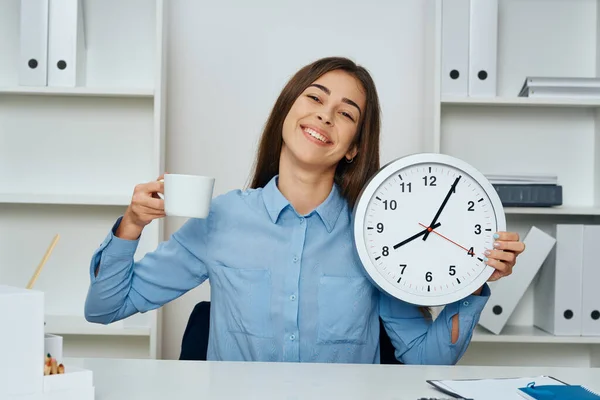 Junge Schöne Geschäftsfrau Sitzt Mit Uhr Und Tasse Schreibtisch Büro — Stockfoto