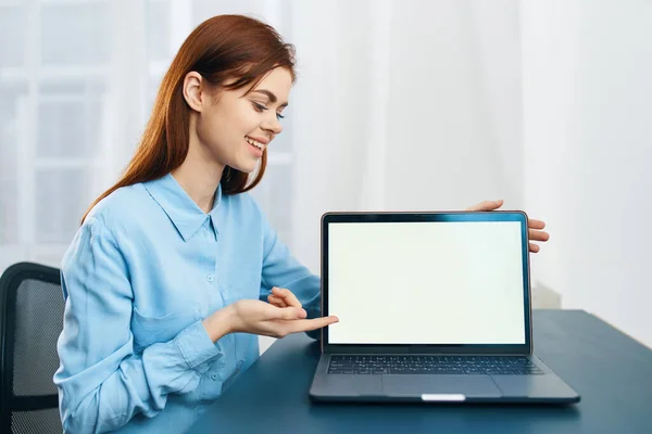 Mujer Negocios Sentada Escritorio Con Computadora Portátil —  Fotos de Stock