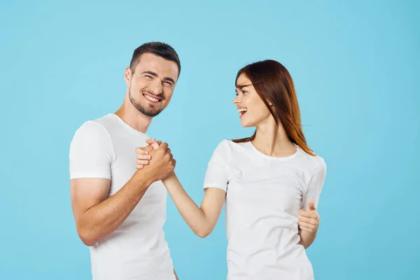 Jovem Casal Braços Lutando Estúdio Fundo Isolado — Fotografia de Stock