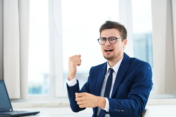 Joven Hombre Negocios Con Portátil Oficina — Foto de Stock