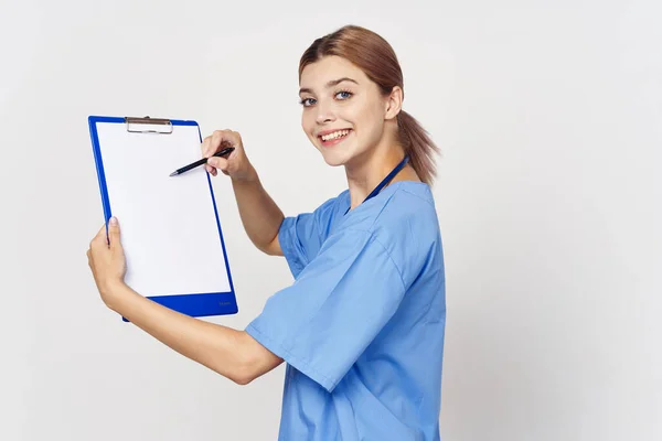 Giovane Donna Medico Con Documento Isolato Sfondo Bianco — Foto Stock