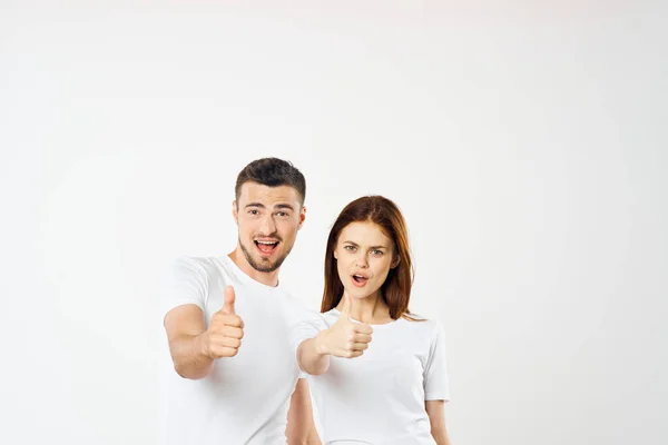 Jovem Lindo Casal Mostrando Polegares Estúdio — Fotografia de Stock