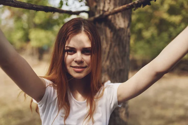 Mladá Žena Stromu Přírodě — Stock fotografie