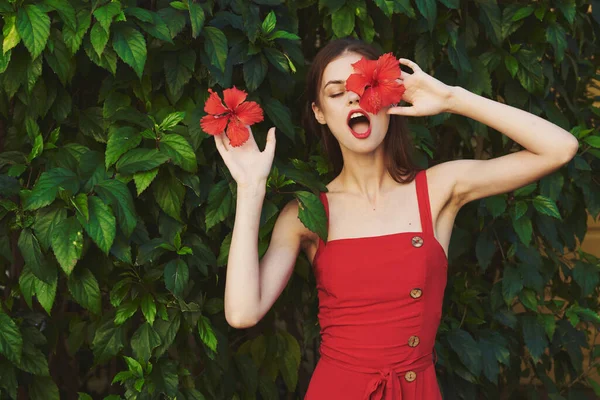 Kvinna Poserar Med Blommor Trädgården — Stockfoto