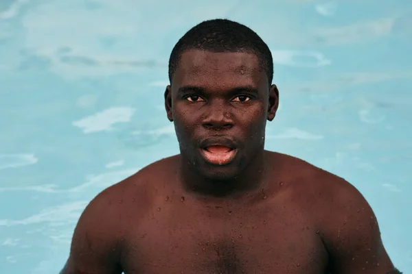 Joven Hombre Guapo Posando Piscina —  Fotos de Stock