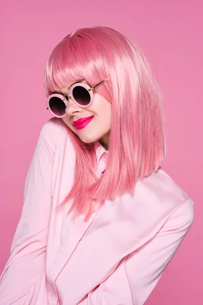 Νεαρή Όμορφη Γυναίκα Ροζ Περούκα Και Γυαλιά Ηλίου Ποζάρουν Στο — Φωτογραφία Αρχείου