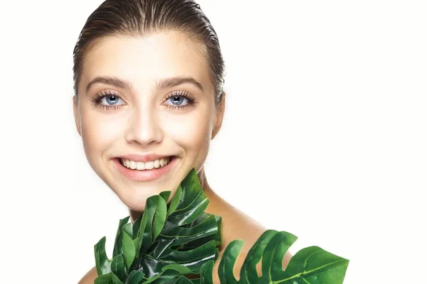 Jeune Beau Modèle Posant Avec Des Feuilles Studio — Photo