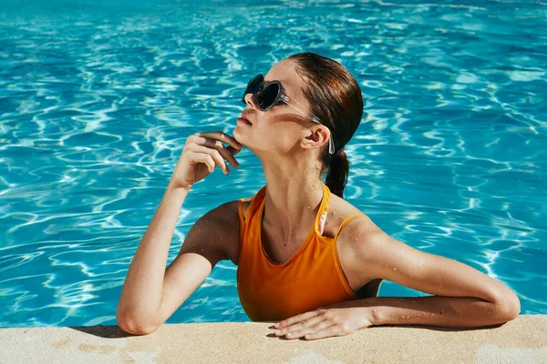 Young Beautiful Woman Relaxing Pool — Stock Photo, Image