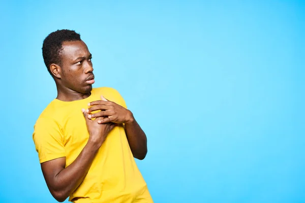 Jovem Homem Africano Tem Medo Isolado Fundo Azul — Fotografia de Stock