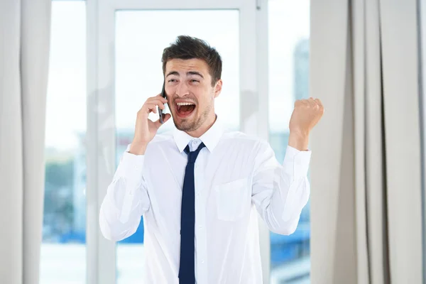 Szczęśliwy Biznesmen Rozmawiający Smartfonie Biurze — Zdjęcie stockowe