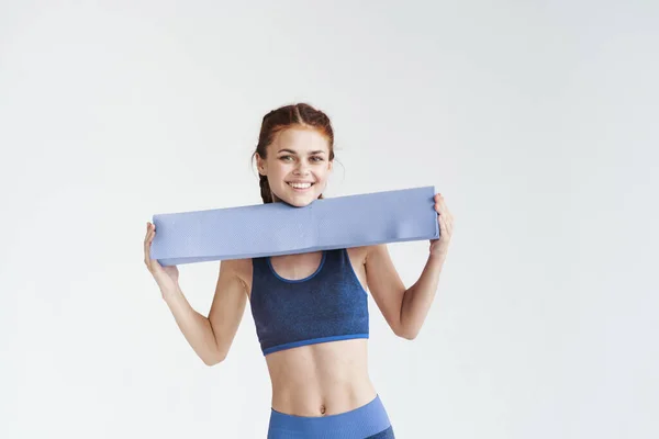 Jonge Mooie Vrouw Met Yoga Mat — Stockfoto