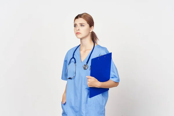 Jeune Femme Médecin Avec Document Isolé Sur Fond Blanc — Photo