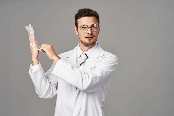 Prise Vue Jeune Médecin Portant Gant Isolé Sur Fond Gris — Photo