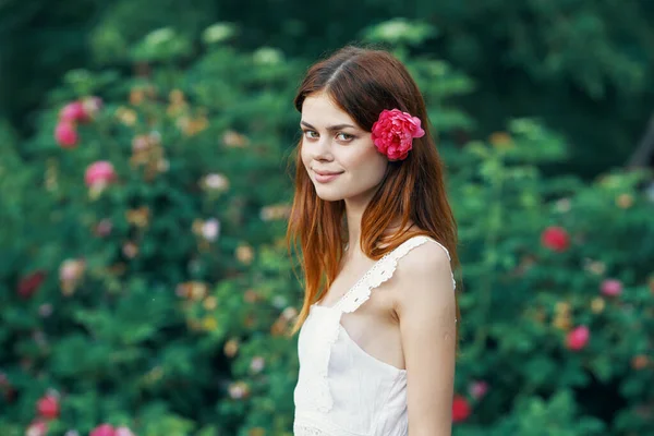 Jeune Femme Avec Fleur Rose Dans Jardin — Photo