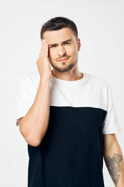 Jeune Homme Beau Avec Mal Tête Isolé Sur Fond Blanc — Photo