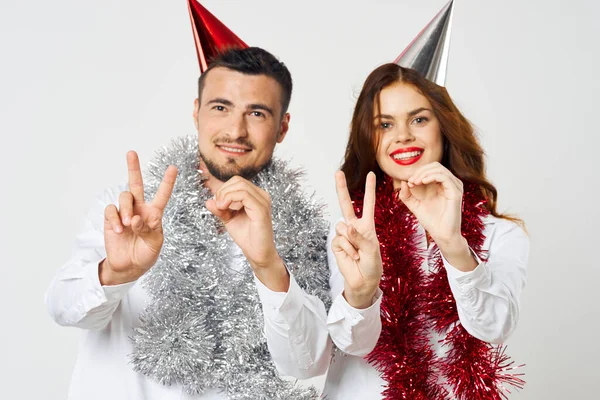 Retrato Jovem Casal Bonito Celebrando Novo Ano Com Gestos Vitória — Fotografia de Stock