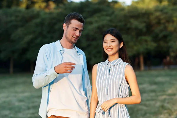 Jovem Casal Bonito Uma Data Parque Verão — Fotografia de Stock