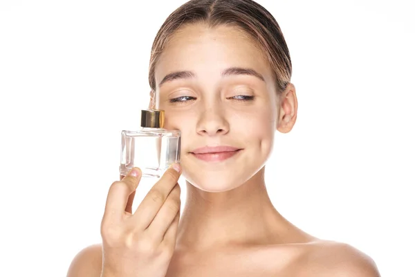 Retrato Mujer Joven Hermosa Con Frasco Perfume Aislado Sobre Fondo — Foto de Stock