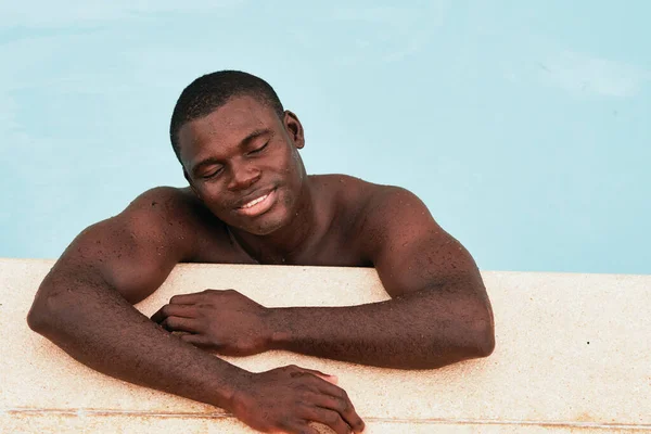 Joven Hombre Guapo Posando Piscina —  Fotos de Stock