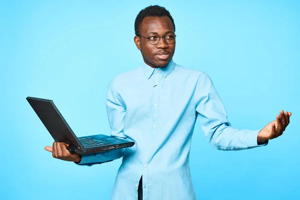 Joven Empresario Africano Sosteniendo Portátil Aislado Sobre Fondo Azul — Foto de Stock