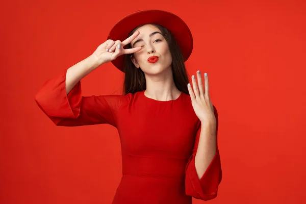 Tiro Estúdio Jovem Mulher Bonita Vermelho Isolado Fundo Vermelho — Fotografia de Stock