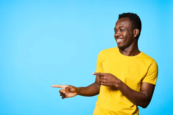 Jovem Apontando Isolado Fundo Azul — Fotografia de Stock