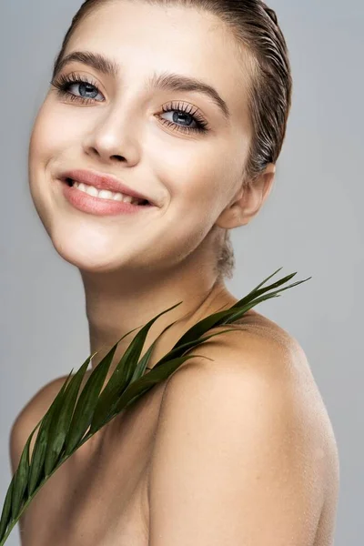 Jovem Modelo Bonito Posando Com Folha Estúdio — Fotografia de Stock