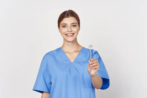 Молодая Медсестра Держит Руках Зубное Зеркало Снимок Студии — стоковое фото