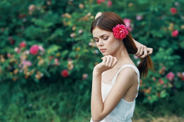 Jeune Femme Avec Fleur Rose Dans Jardin — Photo