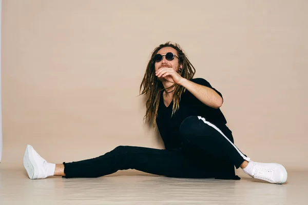 Tiro Estúdio Bonito Jovem Dançarino Masculino Com Dreadlocks — Fotografia de Stock