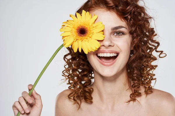 Jeune Femme Avec Fleur Posant Studio — Photo