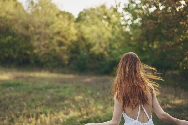 Jeune Belle Femme Marchant Dans Parc — Photo