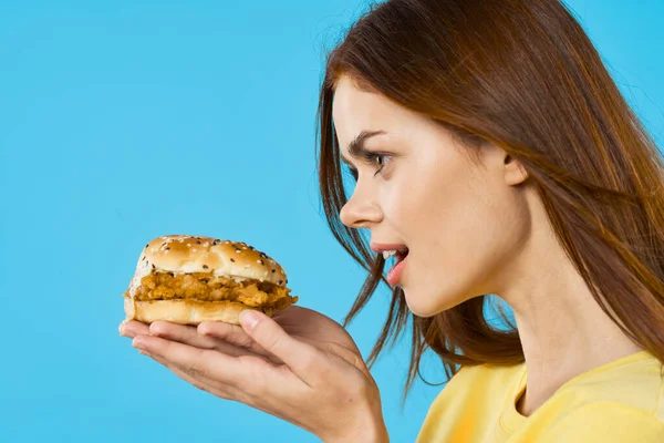 Молода Красива Жінка Гамбургером Студійний Знімок — стокове фото