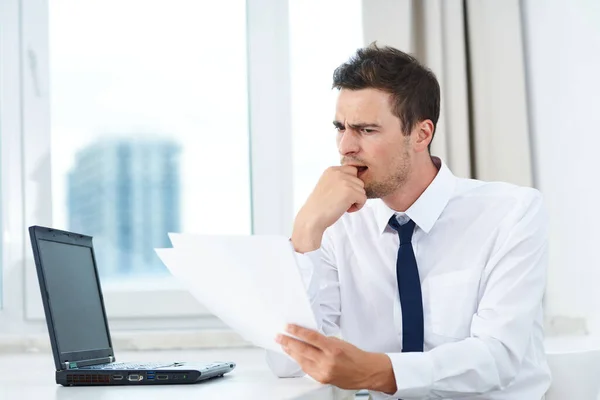 Jeune Homme Affaires Émotionnel Dans Les Papiers Lecture Bureau — Photo