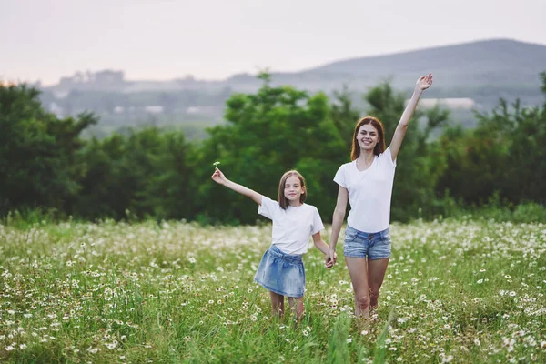 Young Mother Her Daughter Having Fun Camomile Field — Stock Photo, Image