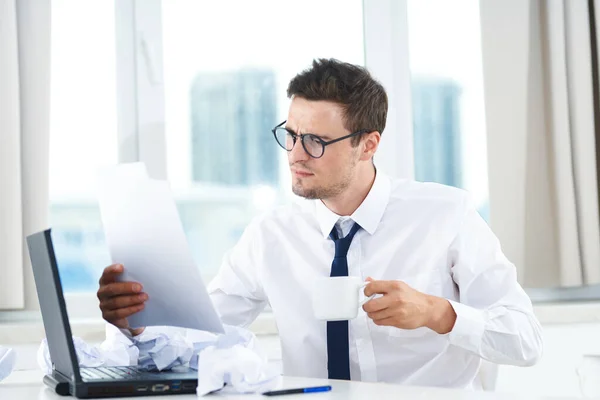 Yong Schöner Geschäftsmann Sitzt Mit Dokumenten Und Kaffee Büro — Stockfoto