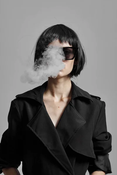 スタジオでのサングラス喫煙の若い美しい女性 ファッション写真 — ストック写真
