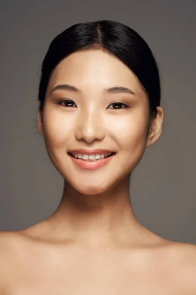 Studio Záběr Mladá Asijská Žena Usmívá Šedém Pozadí — Stock fotografie