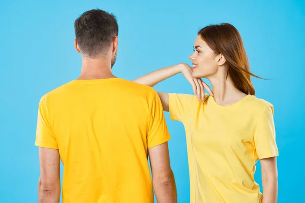 Ung Vacker Par Shirts Poserar Studio Isolerad Bakgrund — Stockfoto