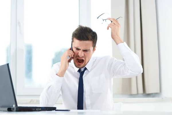 Ofiste Akıllı Telefondan Konuşan Duygusal Adamı — Stok fotoğraf