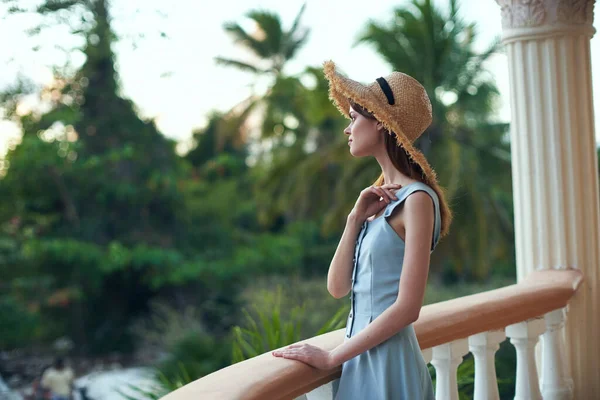 Tropik Tatil Köyünde Hasır Şapkalı Genç Bir Kadın — Stok fotoğraf