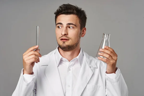 Jeune Beau Médecin Blouse Laboratoire Avec Éprouvettes Sur Fond Gris — Photo