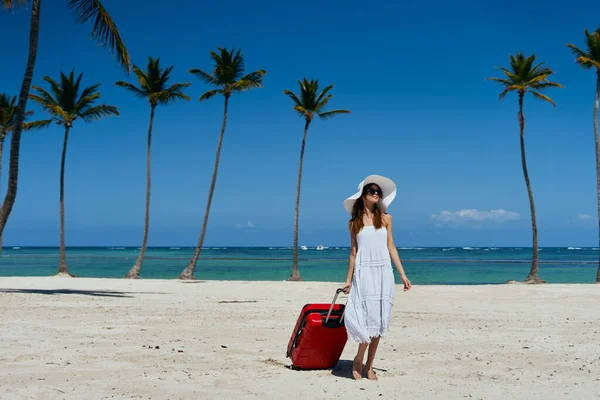 Giovane Donna Con Valigia Rossa Sulla Spiaggia — Foto Stock