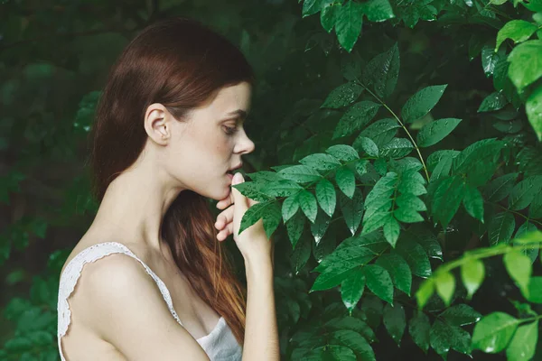 Giovane Bella Donna Posa Nel Parco — Foto Stock