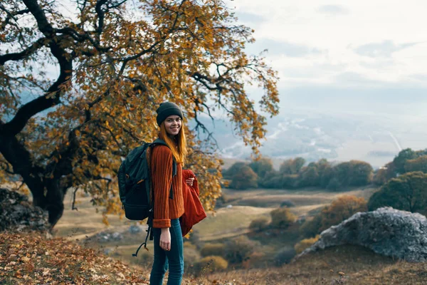 Młoda Kobieta Backpacker Podróży — Zdjęcie stockowe