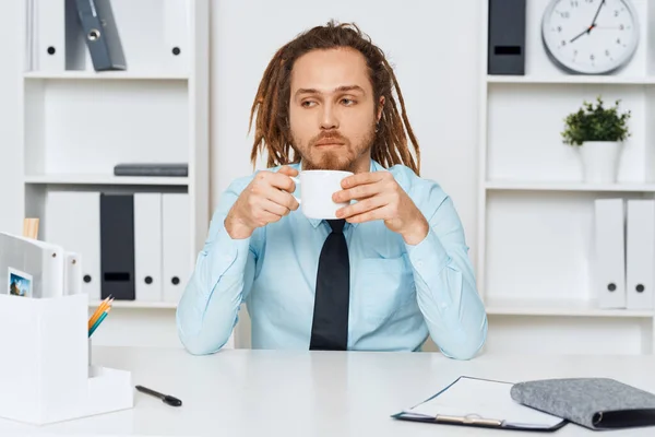 Jovem Empresário Sentado Escritório Com Xícara Café — Fotografia de Stock