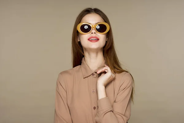Joven Hermosa Mujer Gafas Sol Posando Estudio — Foto de Stock