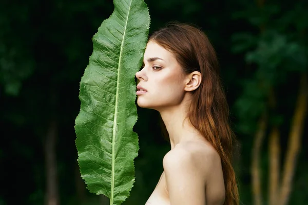 Genç Güzel Bir Kadın Yaprağıyla Dışarıda Poz Veriyor — Stok fotoğraf