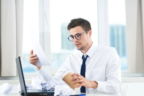 Yong Gutaussehender Geschäftsmann Sitzt Mit Dokumenten Büro — Stockfoto